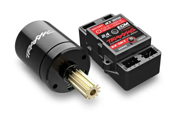 Schwarzer Traxxas Brushless Motor mit goldenem Ritzel und schwarzes Electronic Control Module (ECM) für RC-Autos.