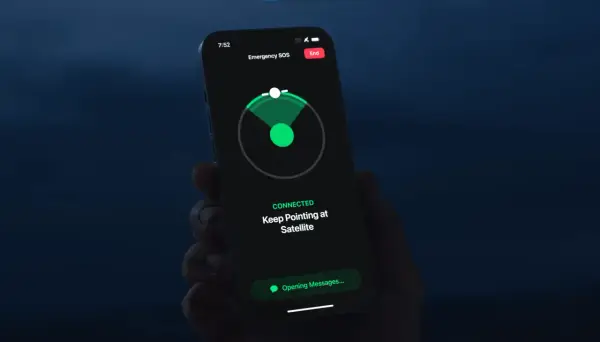 iPhone w trybie alarmowe sos, połączony z satelitą, gotowy do wysłania wiadomości.