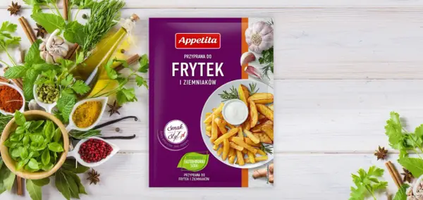 Opakowanie przyprawy do frytek i ziemniaków Appetita z frytkami i dipem na talerzu, otoczone ziołami i przyprawami.