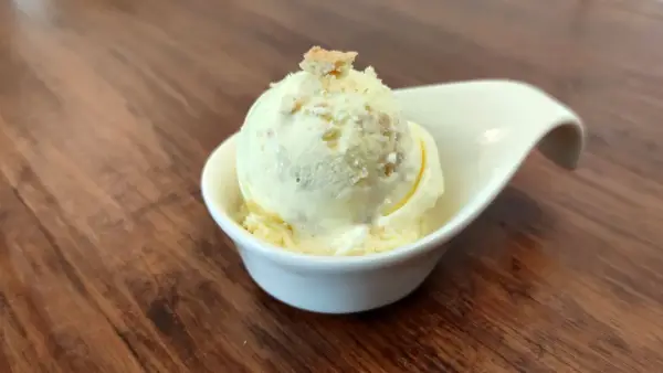 Cremiges Butterkeks Eis in einer weißen Schale, garniert mit Butterkeks-Krümeln. Ein Genuss für warme Tage.