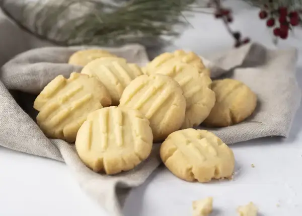 Galletas de mantequilla con líneas marcadas, perfectas para tu próxima receta.