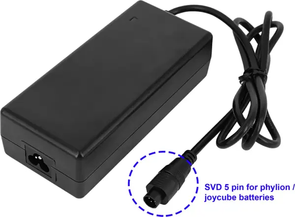 Czarna ładowarka do roweru elektrycznego z kablem i wtyczką 5-pinową SVD do akumulatorów Phylion/Joycube.
