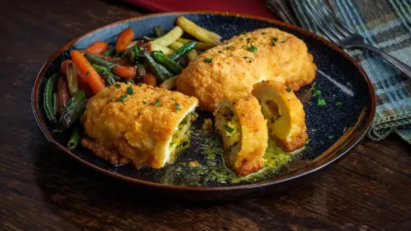 Kotlet de volaille - jak zrobić, żeby masło nie wyciekło?