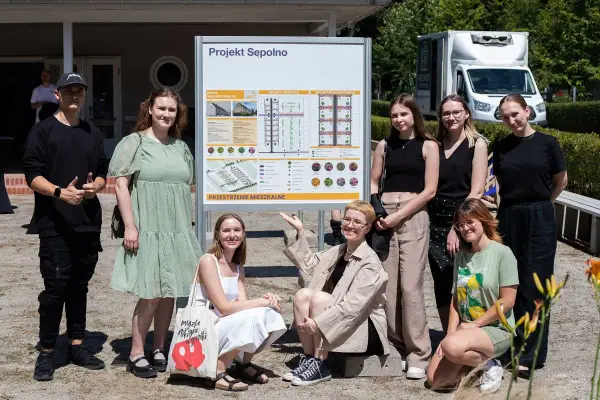Grupa studentów prezentuje projekt "Sepolno". To ich studia PR we Wrocławiu.