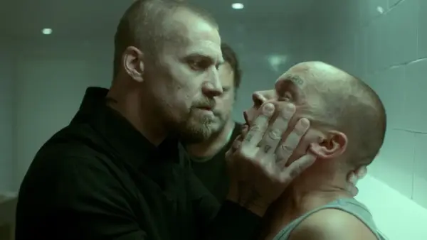 Johan Falk (Joel Kinnaman) pressar ansiktet på en man i "Johan Falk: Blodsdiamanter".