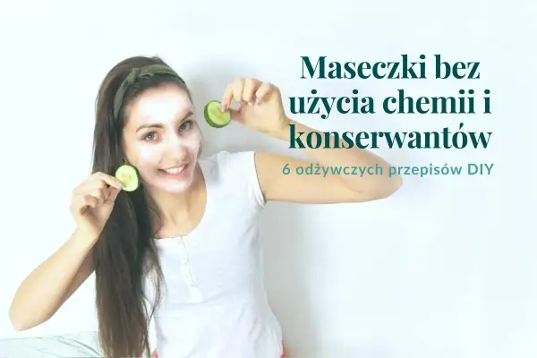 Uśmiechnięta dziewczyna z maseczką na twarzy i plasterkami ogórka. Dowiedz się, jak zrobić naturalne maseczki na twarz, 6 przepisów DIY.