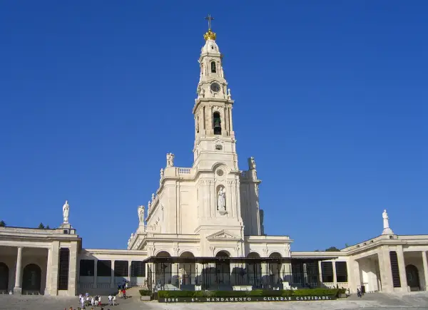 Fatima: Gdzie leży? Odkryj historię i zaplanuj pielgrzymkę!