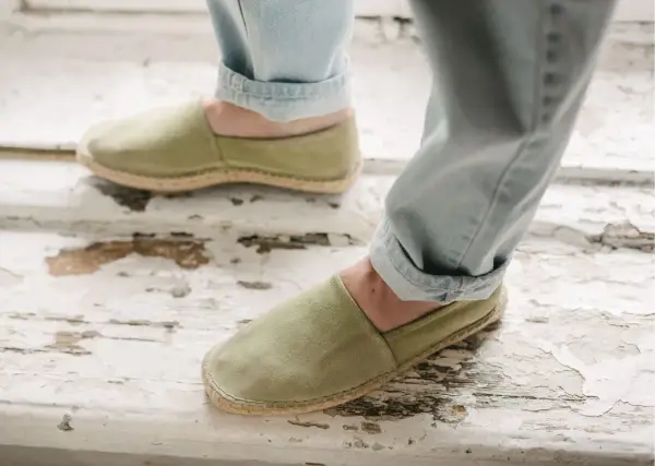 Męskie espadryle w kolorze oliwkowym, idealne do letnich stylizacji z jeansami.