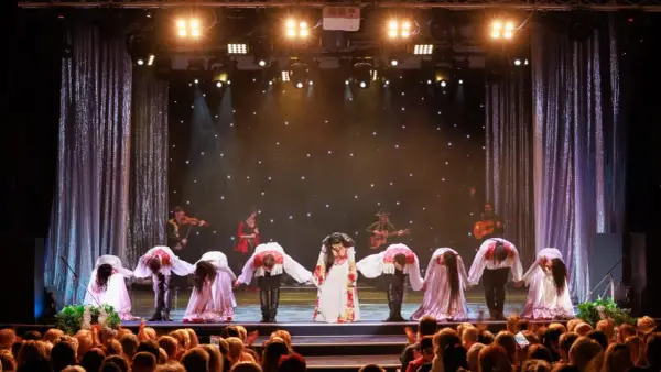 Ile trwa przedstawienie w teatrze? Odkryj zaskakujące fakty o czasie trwania