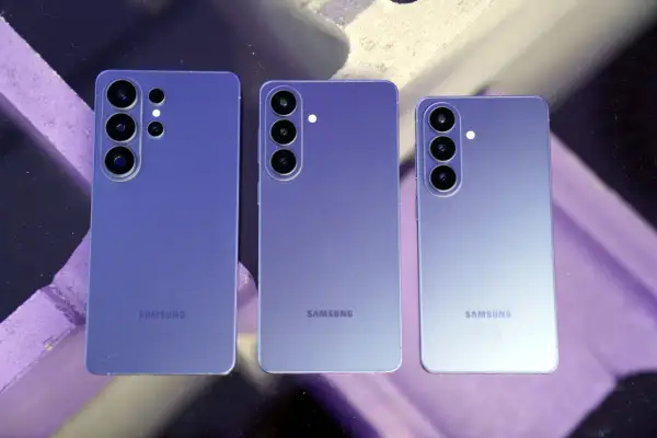 Trzy fioletowe telefony Samsung, prawdopodobnie modele z serii S26, ustawione obok siebie. Widoczne moduły aparatów i logo Samsung.