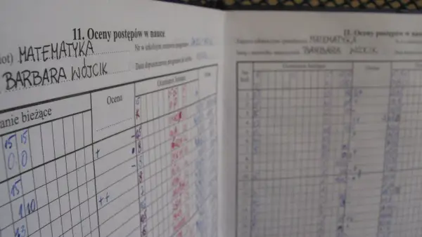 Widok dziennika lekcyjnego z wpisanymi ocenami z matematyki dla Barbary Wójcik.
