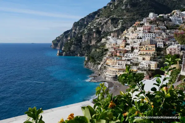 Positano, perła Wybrzeża Amalfi. Zobacz, jak kolorowe domy wspinają się po zboczu, a turkusowe morze lśni w słońcu.