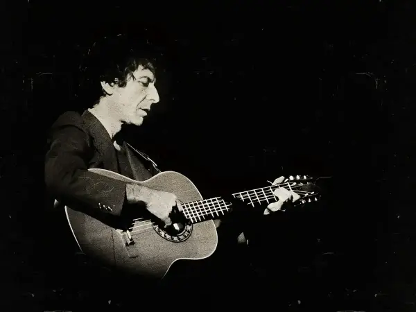 Leonard Cohen gra na gitarze, a jego muzyka przypomina o pięknej Suzanne.