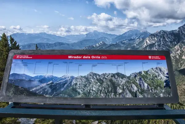 Panel informativo en el Mirador dels Orris, identificando picos montañosos del Parc Natural del Cadí-Moixeró.