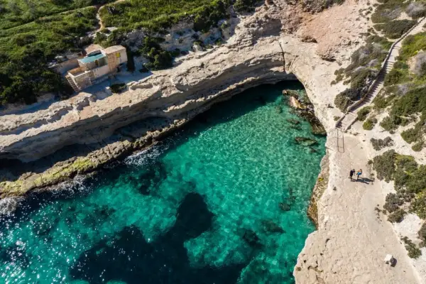 Malta oferuje malownicze plaze, jak ta z turkusową wodą i skalistymi klifami, gdzie można podziwiać piękno natury.