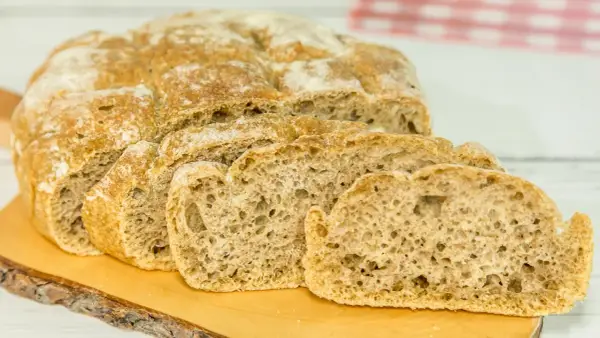 Fetta di pane rustico su tagliere. Il pane è generalmente considerato incontabile, ma qui vediamo delle fette, quindi countable.