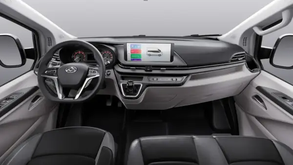 Interior de furgonetas Maxus, con pantalla táctil moderna y asientos cómodos. Las opiniones sobre estas furgonetas son muy positivas.
