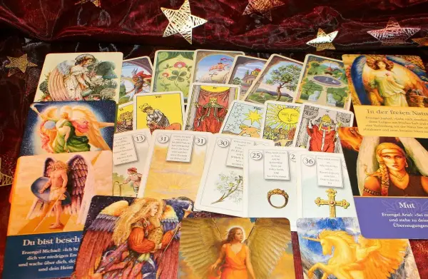 Tarot y oráculo: cartas con ángeles y símbolos místicos. Una guía visual para la diferencia entre oráculo y tarot.