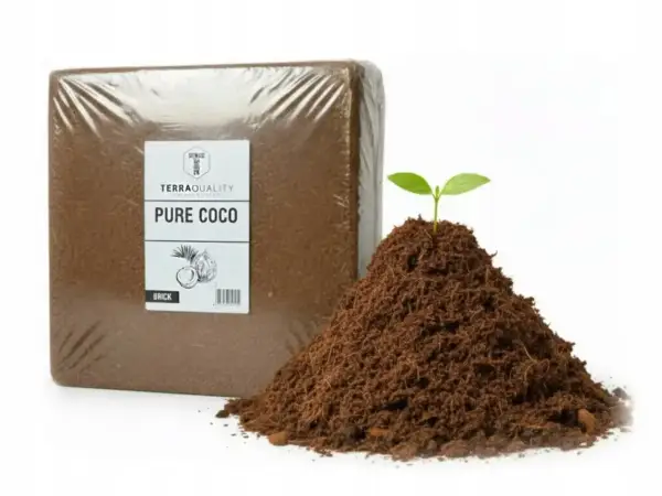 Kostka "Pure Coco" obok kopczyka ziemi z kiełkującą rośliną. Ile to taczek? To pytanie nurtuje każdego ogrodnika.