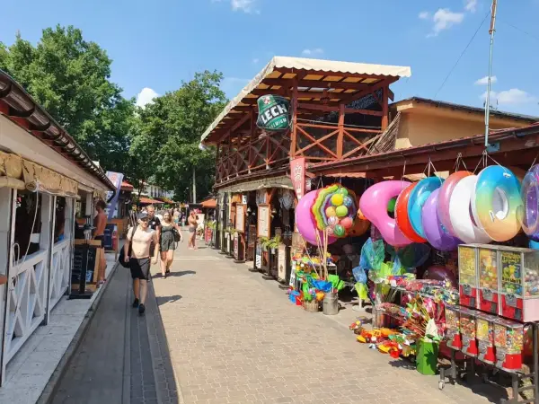 Skorzęcin atrakcje: kolorowe koła do pływania, zabawki i budki z pamiątkami tworzą wakacyjny klimat.