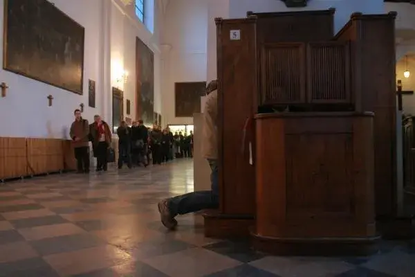 Czy przeklinanie w myślach to grzech? Zrozumienie intencji i moralności
