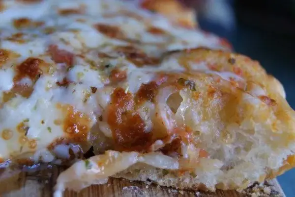 Przepis na pizzę jak z Pizza Hut - idealne ciasto i dodatki, które pokochasz