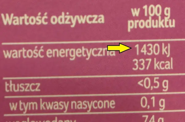 Tabela wartości odżywczych pokazuje, że 100g produktu zawiera 1430 kj energii.