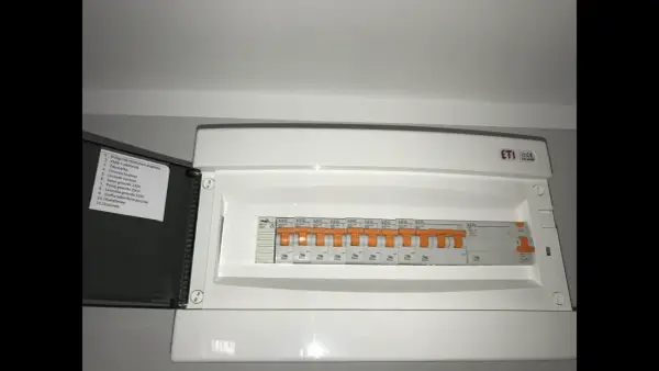 Tablica rozdzielcza z bezpiecznikami. Czy płyta indukcyjna ma bezpiecznik? Tak, jest na liście oznaczeń.