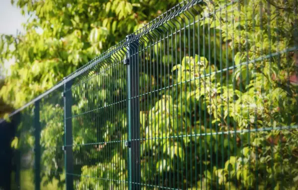 Jak tanio ogrodzić działkę i uniknąć wysokich kosztów ogrodzenia