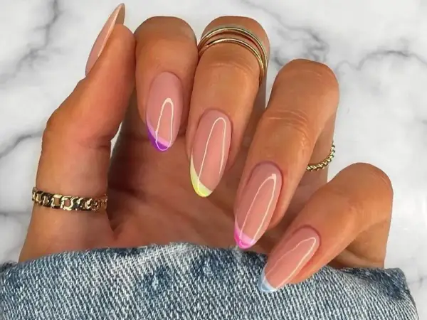 French manicure - modne wersje, cena i wykonanie
