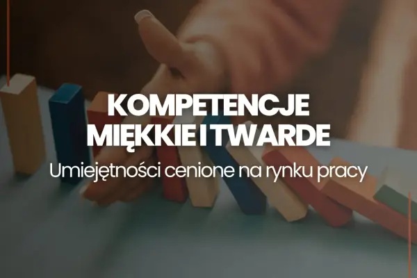 Ręka układa klocki, symbolizując budowanie kompetencji miękkich i twardych. Umiejętności cenione na rynku pracy.