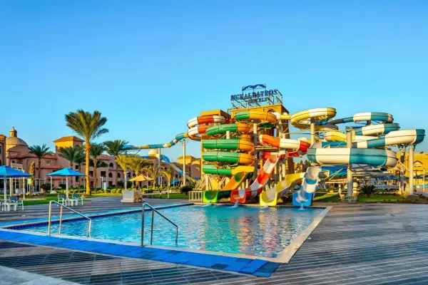 Kolorowy aquapark z mnóstwem zjeżdżalni i basenem. Idealne miejsce na wakacje, jak sugerują hawaii paradise aqua park resort opinie.