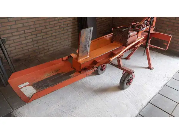 Ein robuster BGU Holzspalter, bereit für den Einsatz.