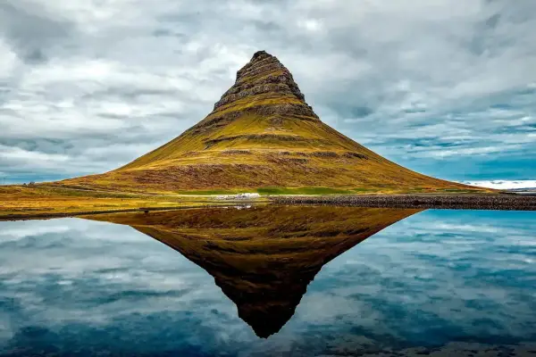 Ikona Islandii, góra Kirkjufell, odbija się w spokojnej wodzie. To jedne z najpiękniejszych gór w Europie.