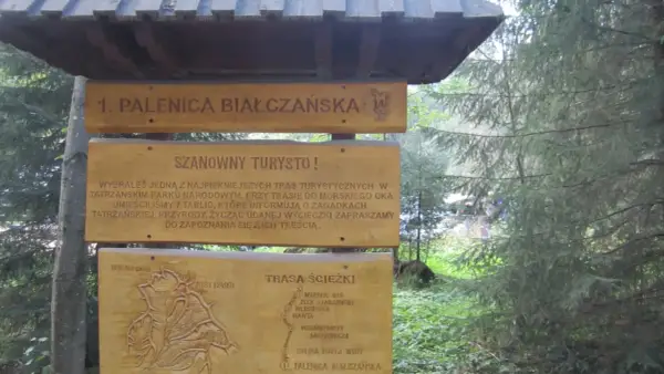 Drewniana tablica informacyjna przy trasie do Wodogrzmotów Mickiewicza. Opisuje szlak i atrakcje Tatrzańskiego Parku Narodowego.