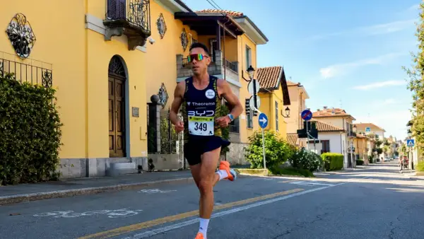 Atleta corre in una gara, un esempio di come affrontare i tempi mezza maratona principianti con determinazione.