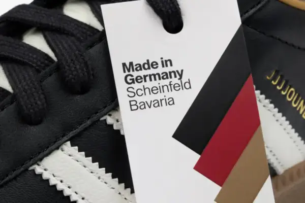 Metka na czarnym bucie adidas informuje: Made in Germany, Scheinfeld, Bavaria.