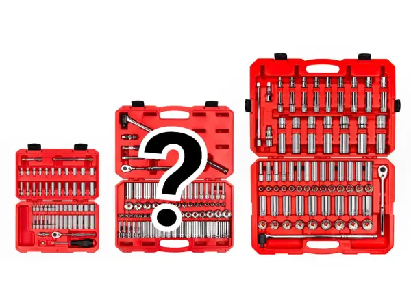 Tres maletines rojos abiertos con herramientas, incluyendo llaves de carraca y vasos de diferentes medidas.