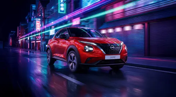 Czerwony Nissan Juke przemierza nocą neonowe miasto, tworząc dynamiczny obraz.