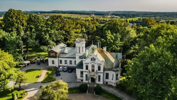 Dworek w Oblęgorku, otoczony zielenią, zaprasza do odkrywania jego uroków. Wspaniałe widoki i spokój czekają na gości.