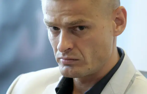 Tomasz Komenda zamyślony, w jasnej marynarce. Jego sprawa budzi emocje.