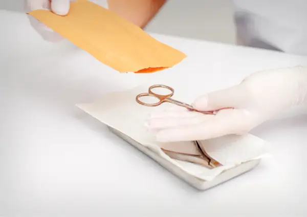 Czym dezynfekować narzędzia do manicure, aby uniknąć zakażeń?