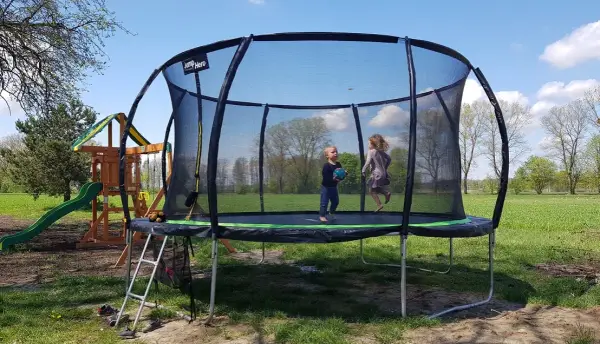 Gdzie kupić trampolinę ogrodową? Najlepsze miejsca i modele do wyboru