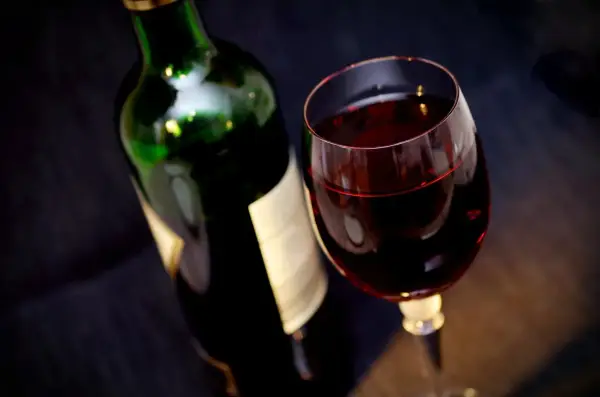 Dlaczego wino pachnie octem lub zmywaczem? Przyczyny i ratunek