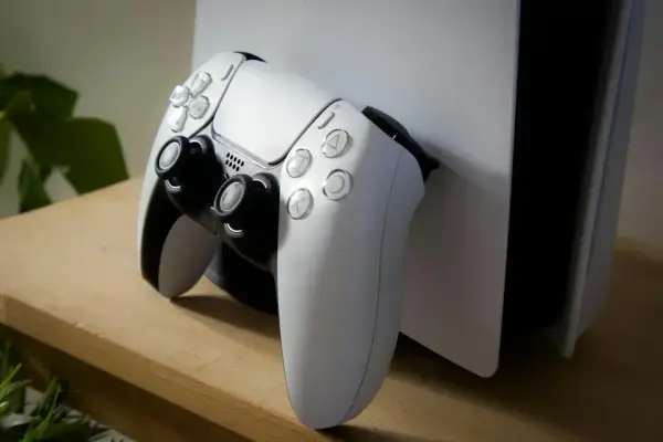 Biały kontroler DualSense i konsola PlayStation 5, symbolizujące ekscytację, kiedy wyszło PS5.