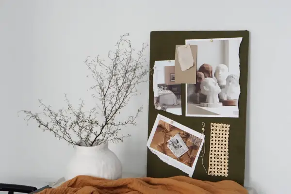 Moodboard inredning med inspiration från sovrum, byster och naturmaterial.