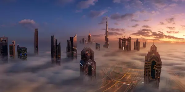 Wieżowce w chmurach, gdzie jest największy budynek na świecie. Wschód słońca nad Dubajem.