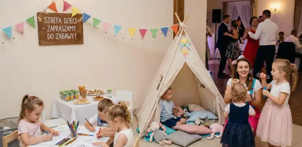 Wesołe atrakcje dla dzieci na weselu: malowanie, zabawy w tipi i bańki mydlane. Radość najmłodszych gości!