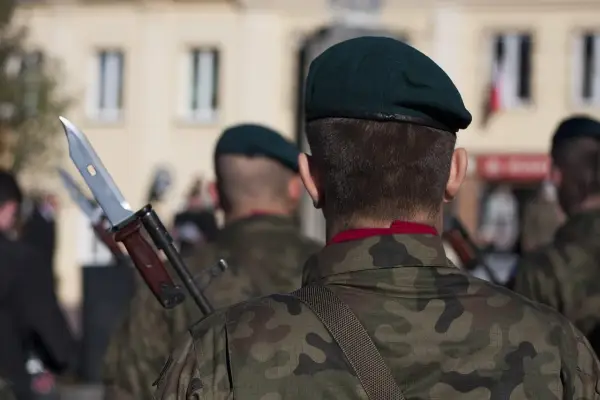 Słownik gwary wojskowej: Od "kota" do "ubeka" rozkoduj slang!