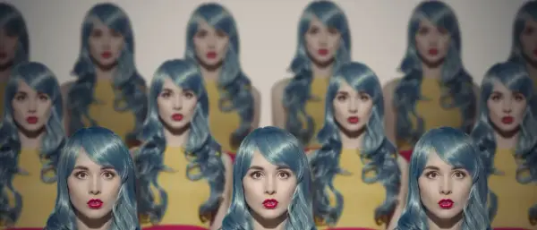 Mehrere Frauen mit blauen Perücken und roten Lippen scheinen sich zu klonen, eine surreale Szene.